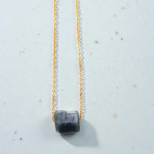 Collar de Zafiro Natural en Bruto - Plata 925 - Colgante de Piedra Preciosa en Bruto de 8-10 mm - Joyería de Piedra Natal de Septiembre - Product Image 1