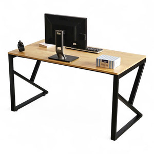 Escritorio Moderno Industrial KConcept HBKC005 de 140x70cm con Patas de Hierro Ensambladas para Uso en Dormitorio - Product Image 1