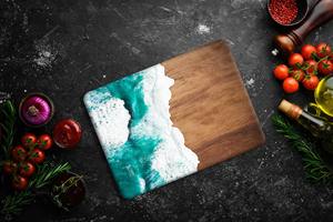 Tabla de Madera Hecha a Mano con Diseño de Olas del Océano, Ideal para Preparar Alimentos, Servir en Fiestas y Presentación Elegante en Mesa, Venta al por Mayor desde India - Product Image 3