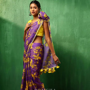 Sari de Organza Floral Morado con Blusa Amarilla, Estampado Dorado y Borlas en el Pallu, Sari Elegante de Diseñador para Uso Festivo y Bodas - Product Image 1