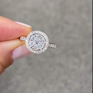 Anillo de Compromiso con Halo Art Deco de Diamante Cultivado en Laboratorio de Corte Redondo en Oro Blanco y Oro Rosa para Mujer - Product Image 1