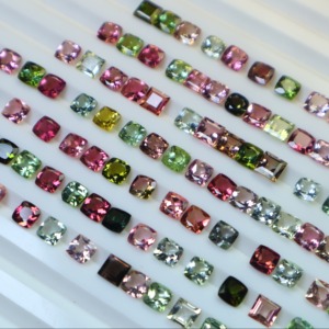 Cojín de turmalina natural pulido, piedras preciosas sueltas multicolores para curación y joyería hecha a mano - Product Image 2