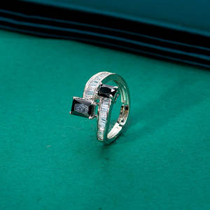 Anillo clásico de CZ con chapado en rodio Mayoristas de joyería de moda en India Anillo elegante para mujer - Product Image 1