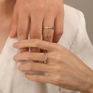 แหวนคู่รัก Jeulia Amore แบบทูโทนทวิสต์ ทำจากเงินสเตอร์ลิง - Product Image 4
