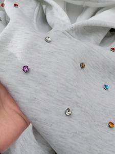 Sudadera con Capucha de Felpa Gris para Hombre, Detalles de Pedrería Multicolor, Cálida para Invierno, Estilo Urbano, Tejido Grueso de Primera Calidad - Product Image 4