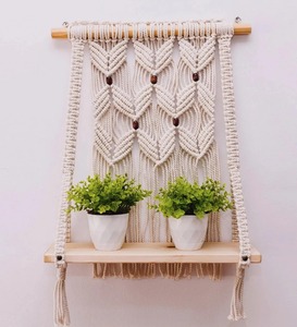 Étagère suspendue en macramé Boho Accent unique de décoration intérieure fait à la main pour afficher des livres de plantes et des accessoires décoratifs - Product Image 6