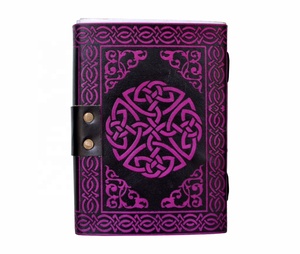 Diario de Cuero Genuino Hecho a Mano con Diseño Celta Negro sobre Fondo Morado, Cuaderno de las Sombras con Papel Blanco en Blanco y Cierre en C - Product Image 5