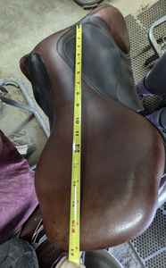 Sillín Inglés Profesional Cuero de vaca Premium Asiento profundo Doma Aprobado Marca personalizada Disponible Real Internacional - Product Image 5