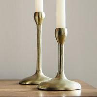 Bougeoir en métal à trois niveaux avec design en cascade et base élégante conçu pour les tables d'événements spéciaux ou une utilisation saisonnière