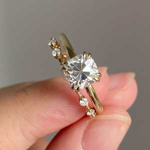 Bague de fiançailles en moissanite naturelle de 2 carats, style Art déco, or jaune 18 carats, bague de mariage unique, 4 griffes, haute qualité, certifiée IGI - Product Image 1