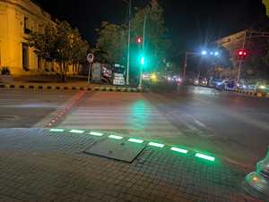 Clignotant de sécurité routière à énergie solaire LED jaune ultra brillant Clignotant en plastique durable pour l'avertissement de trafic - Product Image 1