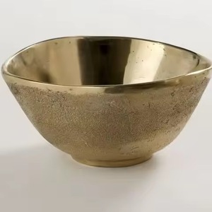 Tazón de chocolate metálico brillante y decorativo, perfecto para servir en fiestas, regalar o exhibir en estantes con temática vintage. - Product Image 1