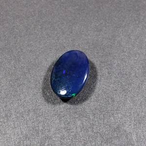 โอปอลสีดำธรรมชาติแบบมัลติไฟร์ ขนาด 15x11 มม. ทรงรี แบบคาโบชอง น้ำหนัก 4.10 กะรัต อัญมณีสำหรับทำเครื่องประดับ รุ่น IG23587 จาก Ishu Gems - Product Image 4