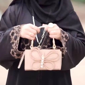 Elegante estilo Abaya Premium para mujer, ropa musulmana tradicional modesta islámica con bordado a mano, accesorio de Dubái incluido - Product Image 1