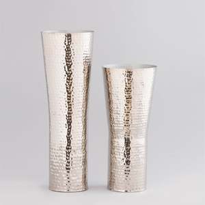 La serie Artisan Metal Vase es perfecta para los planificadores de eventos de hoteles de lujo o diseñadores de interiores con este jarrón de metal disponible - Product Image 6