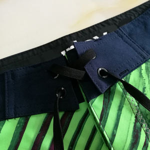 Shorts de course confortables pour hommes de haute qualité fabriqués au Pakistan couleur unie avec décoration de motif de style fitness décontracté - Product Image 3