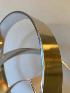 Sculpture moderne en acier inoxydable poli avec des caractéristiques de conception tourbillonnante dynamique Sculpture moderne en métal bouclé de style antique - Product Image 4