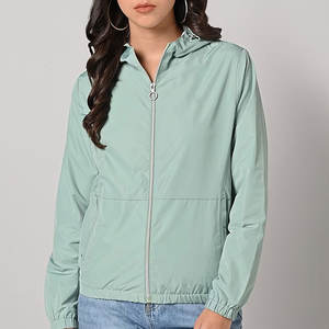 Chaqueta cortavientos deportiva transpirable personalizada para mujer, chaqueta cortavientos ligera e impermeable con cremallera - Product Image 1