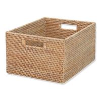 Panier en rotin fait à la main avec un tissage naturel durable conçu pour les ménages modernes rustiques ou écologiques de ferme