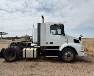 Camion à cabine simple d'occasion 2018 Vol_vo VNM42T200 - D13M405 405HP, 12 vitesses I-Shift AMT, camion longue distance à vendre - Product Image 3