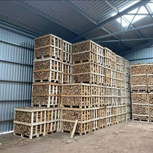 Bois de chauffage directement de l'usine à vendre à prix avantageux, bois de chauffage naturel en bois dur pour la cuisson, le chauffage et les cheminées en grande quantité - Product Image 1