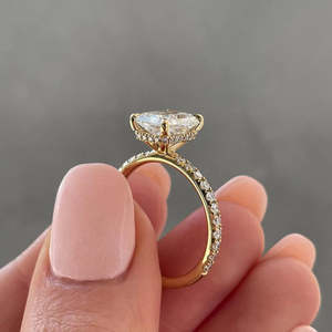 Anillo de Diamante con Corte Radiante Certificado por IGI, Diseño Alargado con Halo Oculto y Piedras Laterales - Product Image 4