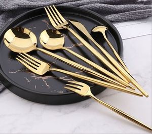 Ensemble de couverts en métal résistant à la rouille de haute qualité avec un design moderne, parfait pour les repas à domicile. - Product Image 6