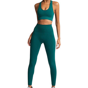 Ensemble de yoga tendance pour femmes avec matière respirante, conçu pour la pratique du yoga et des étirements à domicile - Product Image 1