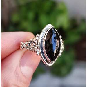 Bague en onyx noir, pierre de naissance, style bohème, en argent sterling, avec sertissage clos, cadeau pour elle - Product Image 1
