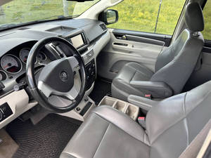 Auto Usado de Calidad a Precio Accesible, Volkswagen Routan SE 2010, Volante a la Izquierda - Product Image 2