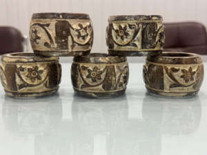 Anneaux de serviette en bois naturel écologiques de luxe vintage élégants Accessoires de table à manger de mariage Artisanat indien à vendre - Product Image 4