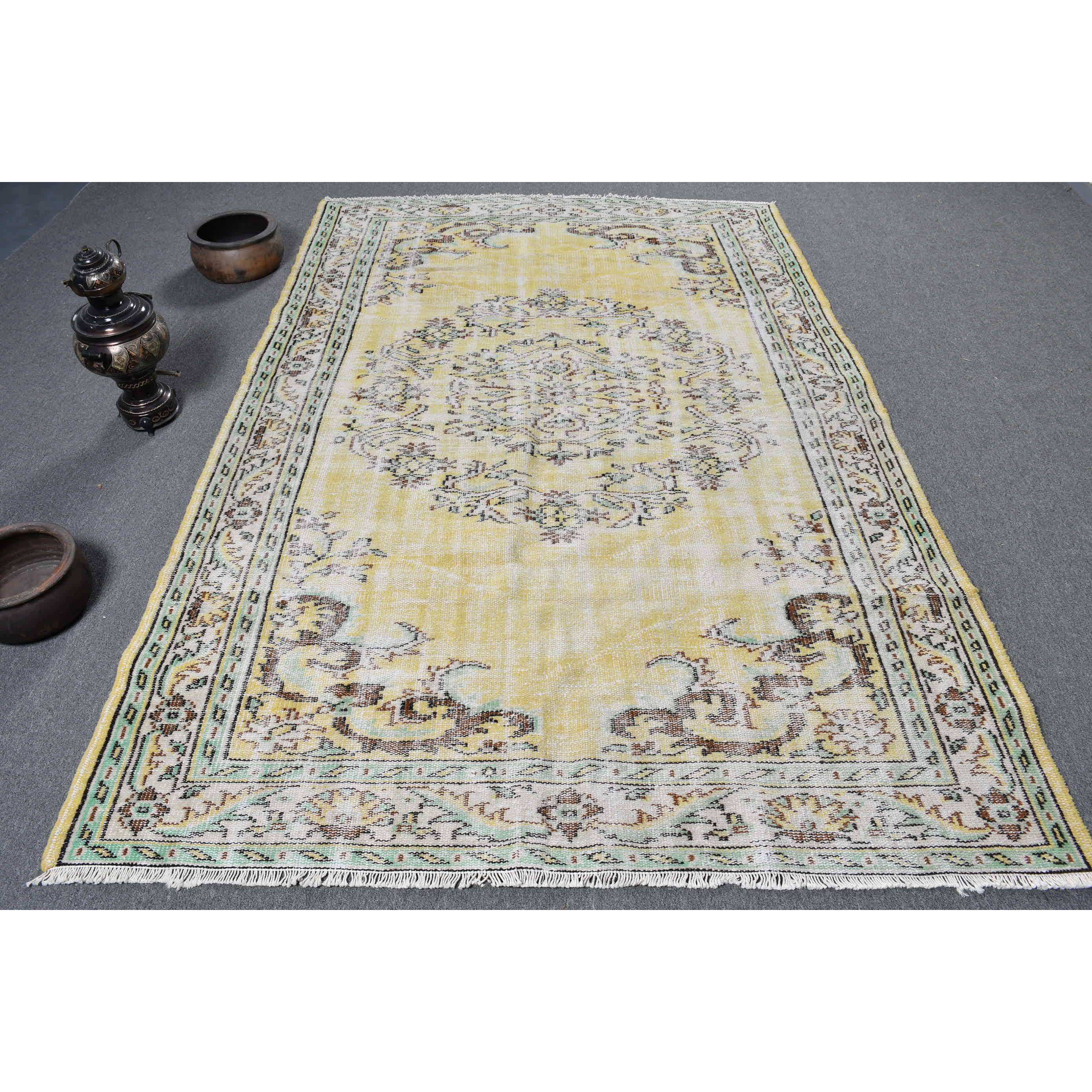 สีเหลือง