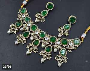 Collier plaqué or de qualité supérieure et ensemble de boucles d'oreilles avec Kundan clouté forme carrée bijoux de créateur femmes parfait pour les cadeaux - Product Image 1