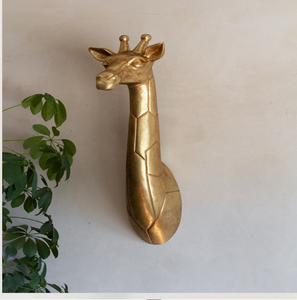 Une magnifique sculpture de girafe dorée de grande taille, conçue pour créer un point focal audacieux sur n'importe quelle murale. Disponible à prix de gros. - Product Image 1