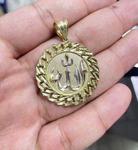 Collier Allah en or 10 carats : pendentif gravé de calligraphie islamique - Product Image 5
