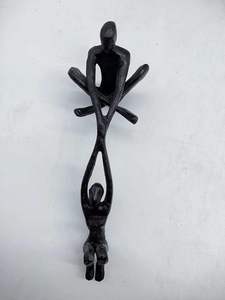Escultura de arte metálico Pareja-Hombre Levantamiento de mujer de repisa-Regalo de amor moderno Bronce para parejas METAL fundido - Product Image 4