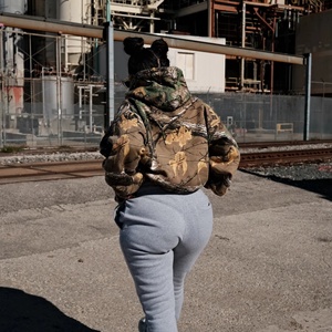 เสื้อฮู้ดดี้ผู้ชายทรงบ็อกซี่ผ้าเฟรนช์เทอร์รี่หนานุ่ม พิมพ์ลายพรางทั้งตัวด้วยเทคนิค DTG พร้อมงานปักลายฉลุและประดับด้วยคริสตัล - Product Image 4