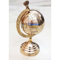 Globe terrestre miniature vintage en laiton poli, base en arche, design Art Déco fait main, objet éducatif, cadeau pour la maison ou le bureau