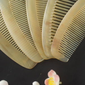 Peine Semilunar de Cuerno Natural, Peine Antiestático de Cuerno de Cabra Portátil, Múltiples Tamaños para Masaje del Cuero Cabelludo y Cuidado del Cabello - Product Image 3