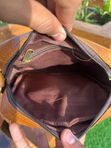 Venta caliente 2025 personalizado elegante de cuero de grano completo Sling Bags hecho a mano genuino Crunch cuero Crossbody bolsos para Unisex - Product Image 6