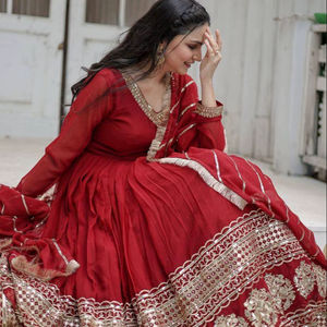 Elegante mayorista tendencia vestido de color rojo en tela de algodón puro con trabajo bordado para indios ropa de mujer en temporada de bodas - Product Image 1