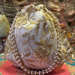 Sacs potli imprimés Patola fabriqués à la main pour mariage avec patch Gota fonctionnant avec chaîne perlée pour les sacs à main brodés de soirée pour femmes - Product Image 1