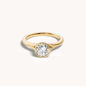 Anillo de compromiso con diamante redondo engastado en bisel - Product Image 2