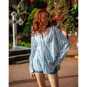 Blusa Lily Bohemian de Talla Única, Tela Popelina Transpirable, Estampado Floral Moderno - Product Image 4