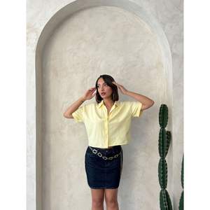 Camiseta Amarilla al por Mayor para Mujer con Detalle de Mariposa - Product Image 1