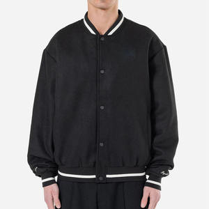 แจ็คเก็ตวาร์ซิตี้ดีไซน์ทันสมัยใหม่ ขายส่ง แจ็คเก็ตบอมเบอร์ผู้ชายสีดำตัดสี คอตั้ง โลโก้ด้านหน้า สำหรับฤดูหนาว - Product Image 1