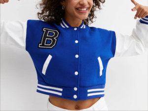 แจ็คเก็ตวาร์ซิตี้แบบครอปสำหรับผู้หญิง ปักลายเชนิลล์ ตัวเสื้อทำจากผ้าขนสัตว์ แขนเสื้อทำจากหนัง แจ็คเก็ตเบสบอลแบบ Letterman - Product Image 2