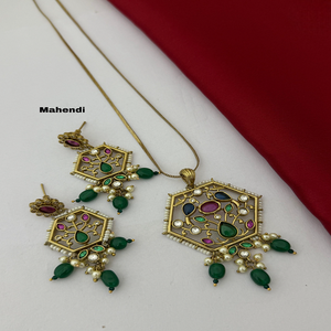 Magnifique ensemble de pendentif Polki avec chaîne pour femmes Bijoux indiens ethniques intemporels pour femmes Idéal pour les vêtements de mariée, les événements culturels - Product Image 1