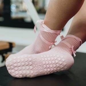 Chaussettes de yoga et de barre avec logo personnalisé, fabriquées au Vietnam, avec sangle et nœud, en coton de haute qualité, semelle en tissu éponge confortable, design mignon - Product Image 5