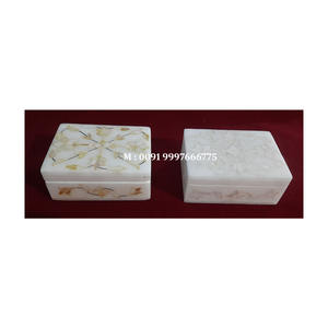 Magnifiques boîtes à bijoux rectangulaires en marbre doré et blanc avec incrustations de nacre, design artisanal, pour cadeaux d'affaires - Product Image 1